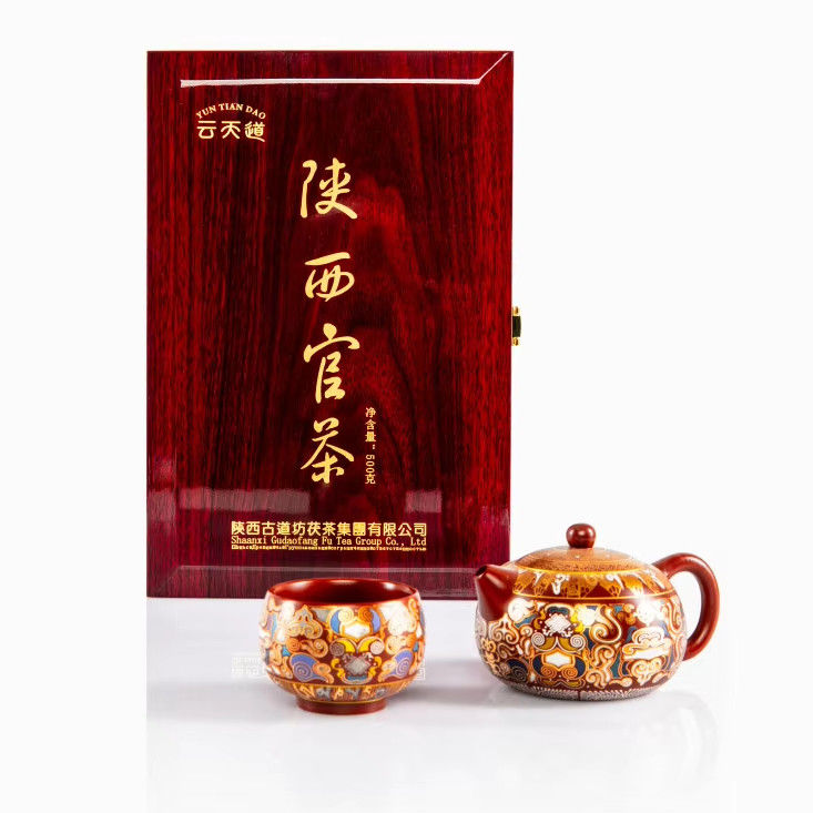 甘い黄金色の花の香りを味わう 濃い紅茶 健康飲料愛好者向け有機茶